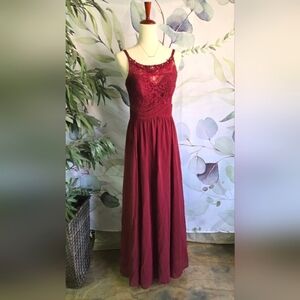 STAR BOX | Lace Up Formal Gown in Burgandy sz M